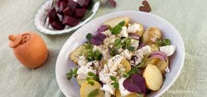 Potetsalat med friske urter og feta – vegetaroppskrift